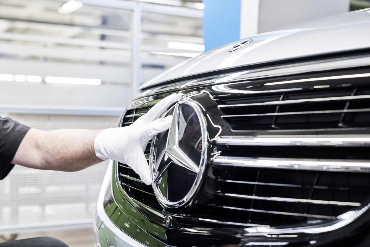 Mercedes benz an employee fits a mercedes benz ag star badge in bremen germany. bloomberg